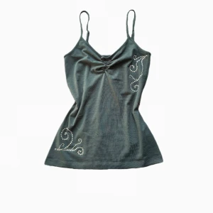 Mörkgrönt linne - Så snyggt linne med detaljer <3  ”defekt” syns på fjärde bilden, det är lite smält plast men de syns inte alls på, det visas att de inte syns på sista bilden.🪽