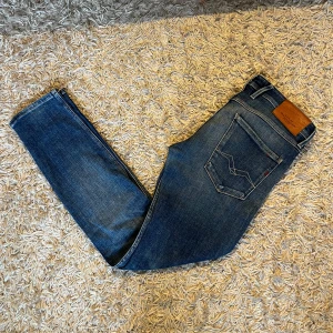 Replay Anbass blå jeans herr - Säljer ett par mörkblå Replay Anbass jeans med slim straight passform . Nytt skick, inga anmärkningar. storlek 31 mått kan såklart skickas vid osäkerhet. Postas antigen samma dag som köp eller dagen därpå🙌💯