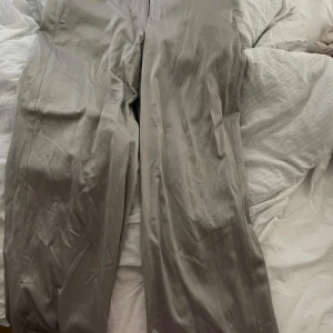 Silver kostymbyxor från Max Mara  - Kostymbyxor från Max Mara, lite smutsiga längst ner därav priset men det kan gå bort i tvätten. Storleken är mer som en L skulle jag säga 