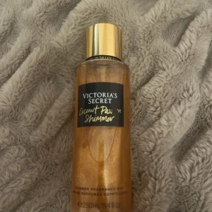 Victoria's Secret Coconut Passion Shimmer - Fräsch shimmer body mist från Victoria's Secret i doften Coconut Passion. Doften har inslag av kokos och varma sandtoner. 250ml