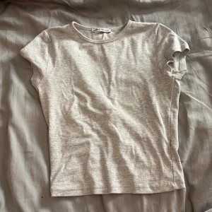 Ljusgrå basic t-shirt från Bershka - Enkel och stilren ljusgrå t-shirt från Bershka i mjuk bomull. Storlek M men sitter som en S/XS då deras kläder är väldigt små i storlek. Använd ett par gånger.