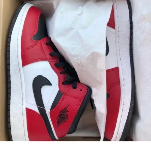 Air Jordan 1 Mid Chicago Toe - Säljare mina Air Jordan 1 Mid Chicago Toe, i storlek 37,5. I nyskick! Kostar runt 1500-3000 i nypris säljer för 1000kr🩷🩷