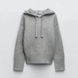 Grå stickad hoodie - Supermysig grå stickad hoodie med huva och snörning. Tröjan har långa ärmar och breda ribbade muddar vid ärmslut och nederkant. Perfekt för kyliga dagar och passar snyggt till jeans. Enkel och stilren design som är lätt att matcha. Lånade bilder förutom den sista. Storlek M men passar mig som brukar ha s/xs