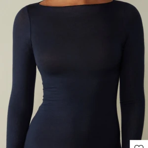 Mörkblå Intimissimi Tröja - Intimissimi tröja strl S, använd men i fint skick fortfarande.  Säljer pga att den inte kommer till användning längre💕kom privat för egna bilder