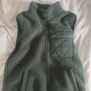 Teddyväst - Teddyväst från Lindex!😍Sparsamt använd och har inga tecken på användning! Så fin färg och perfekt till hösten💚
