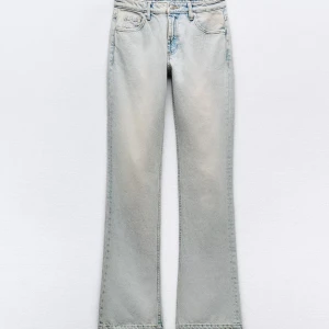 Ljusblå raka jeans - Säljer ett par ljusblå jeans med rak passform och klassisk femficksdesign. Jeansen har en något utsvängd siluett och är tillverkade i mjukt denimtyg. Perfekta för en chill och avslappnad look.