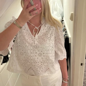 Blus från H&M - Jätte fin vit blus från H&M med hål mönster! 