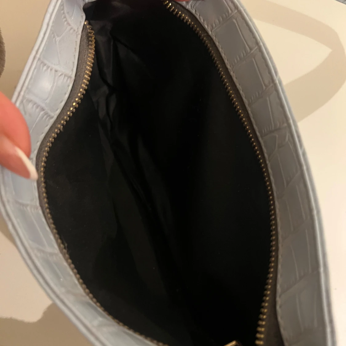 Ljusblå axelväska i crocopräglat skinn - 1