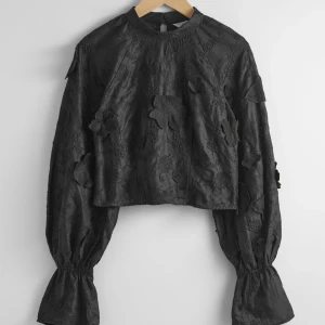Svart blommig blus other stories  - Svart blus med broderade blommor och 3D-applikationer från & other stories 💗 använd vid ett tillfälle, köpt för 1700kr