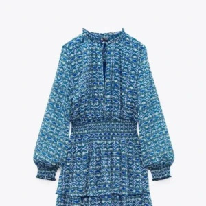 Blå klänning från Zara - Supersöt blå och vit kortklänning från Zara med blommigt mönster, långa ärmar och smockad midja. Varit min favorit länge, men säljer nu då jag inte får någon användning av den:)