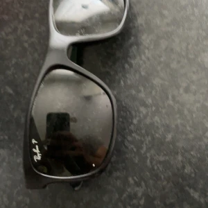 Svarta Ray-Ban Wayfarer solglasögon - Klassiska svarta Ray-Ban Wayfarer solglasögon med mörka glas och ikonisk logga på bågen. Snygg och tidlös design som passar till allt. Bågarna är i plast och har en fyrkantig form som ger en cool vibe. Priset inte hugget i sten så kom med bud. RB4181 Polariserad ny pris 1500-2000kr