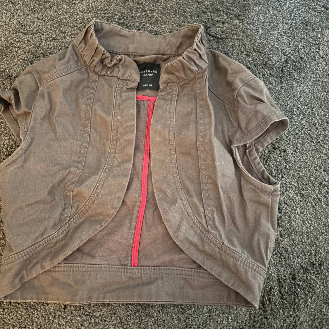 Brun bolero med rynkad krage Reserved