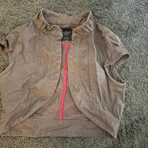 Brun bolero med rynkad krage Reserved - Supersnygg bolero i storlek 34. Säljer då ddn tyvärr är för lite. Lämna gärna prisförslag