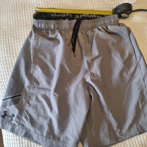 Shorts Under Armour - Shorts från Under Armour. Se bilder för mått. Se gärna även mina andra annonser och skapa bundles. 