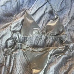 Silvrig bekini - En jättefin bikini i silver, perfekt till sommaren! Helt ny aldrig använd eftersom jag köpte fel.