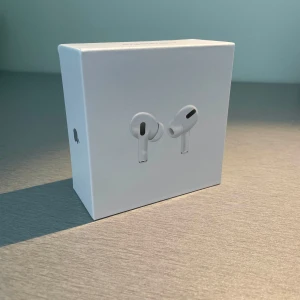 A1rpods pro 2 - Säljer sprillans nya hörlurar! Dem har bluetooth och ljudet är som priset, förvänta dig inte samma ljud som originalet men fortfarande en väldigt bra kvalite. Skicka och fråga om ni behöver!
