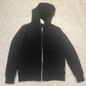 Moose knuckles tröja - Tröja ifrån moose knuckles med päls i luvan och inuti tröjan, storleken är barn xl så typ en Xs i man storlek, inga synliga tecken på användning, tröjan är nästan aldrig använd och väl behandlad i ett svalt rum. 