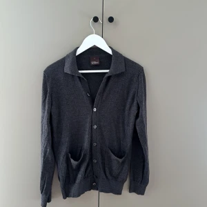 Mörkgrå merinoullskofta från Oscar Jacobson - Snygg mörkgrå kofta från Oscar Jacobson i 100% merinoull. Storlek S