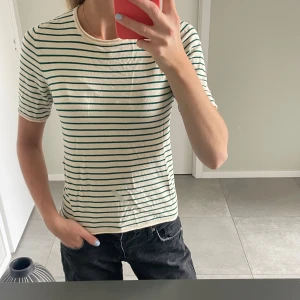 Stickad t-shirt - Jättefin randig t-shirt från zara i tunnt stickat material