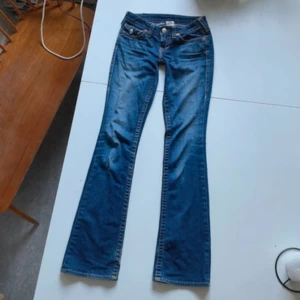True Religion  bootcut jeans - 500 kr vid snabb affär!!🩷Snygga blå jeans från True Religion. De är bootcut och lågmidjade. De är sydda lågmidjade och insydda, precis köpta på vinted med säljer då de inte passar. Det står storlek 26 men skulle säga att de passar de som har storlek 24. De är lite slitna nere men ingen man tänker på.