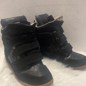Isabel Marant svarta sneakers med kardborre - Svarta sneakers från Isabel Marant , har ej låda eller kvitto. Helt nya har bara haft dem inomhus.