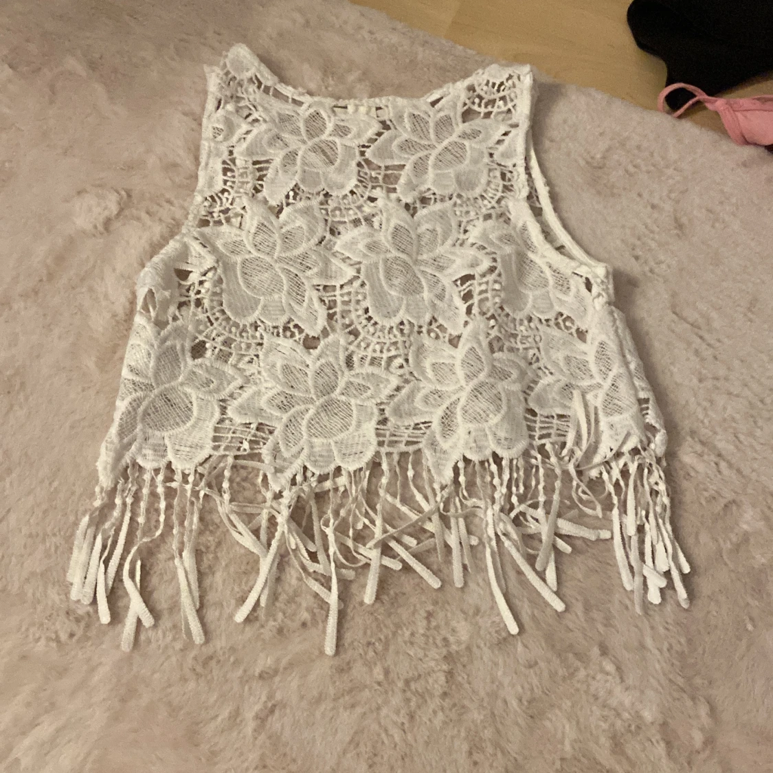 Vit spetsig croppad linnetopp H&M Coachella - 2