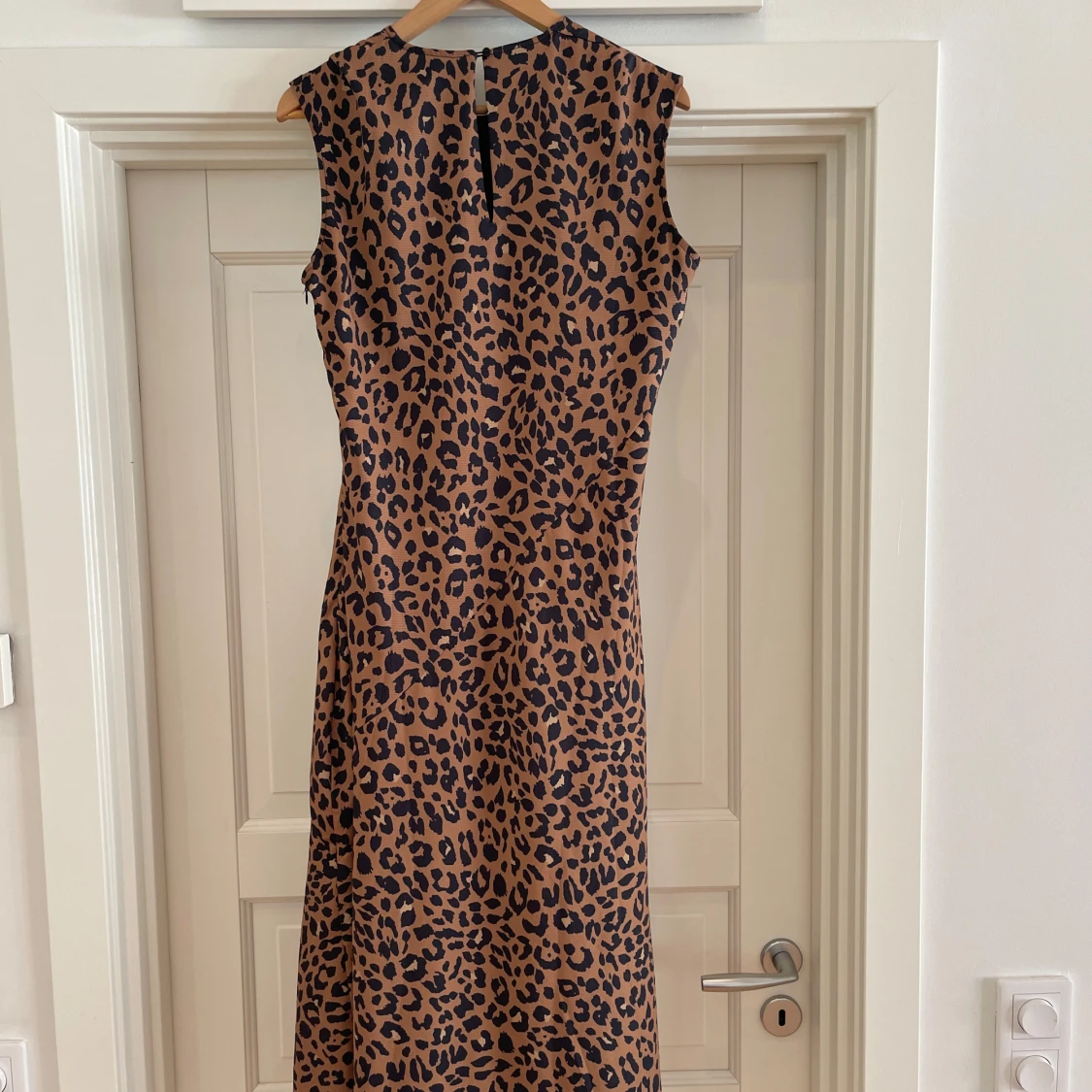 Ärmlös leopardmönstrad långklänning Mint & Berry köpt i London  - 3