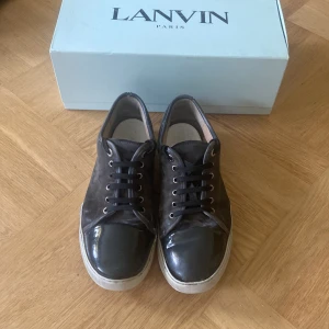 Lanvin skor - Tja, säljer nu dom här riktigt fet lanvin skorna som passar perfekt till sommaren | Märke: Lanvin | Storlek: 41 | Skick: 7/10 (inga original sulor) | Ingår: Skor, box och dustbag | Skriv för frågor | Pris går att diskutera |