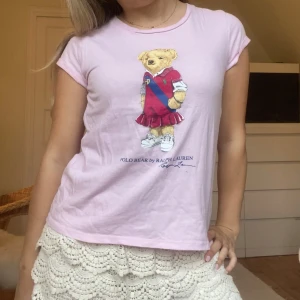 Ralph Lauren tshirt  - Jätte fin rosa Ralph Lauren tshirt med en teddybjörn. Barnstorlek 10-14år, 150cm men passar xxs/xs