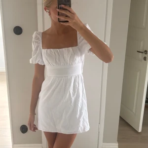 Vit klänning  - Perfekt som studentklänning💗