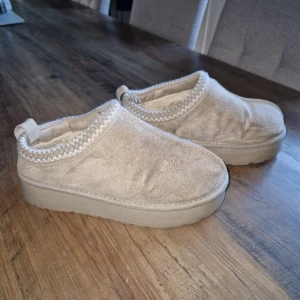 Beige Uggs från lager 157 - Beige Uggs från lager 157, knappt använda så inga defekter. Storlek 38/39🩷