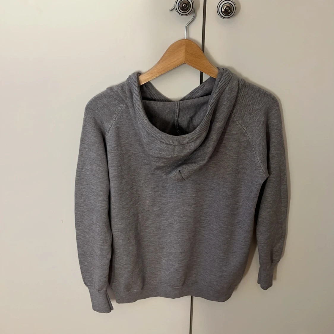 Grå hoodie med huva och snörning - 1