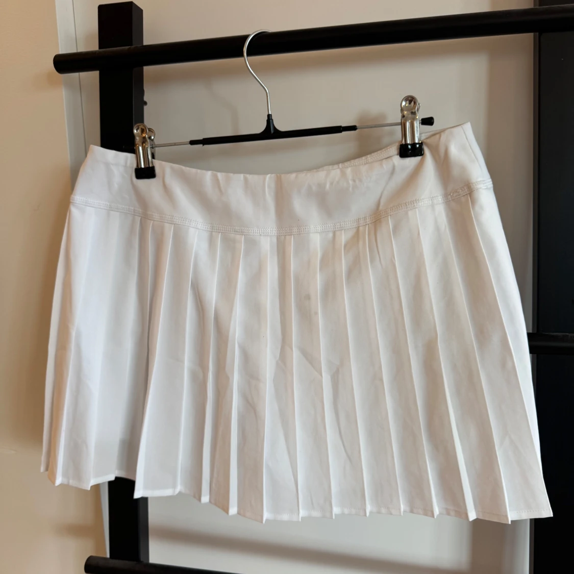 Vit plisserad kjol från Lacoste Sport - 1