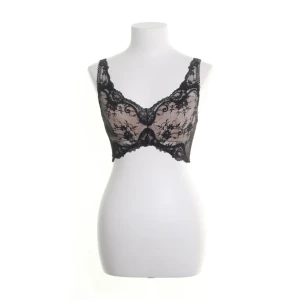 Spetskorsett från Victoria's Secret - Supersnygg svart korsett från Victoria's Secret med transparent spets och broderade detaljer, med justerbara band och hakknäppning bak. Sidorna har prickigt mesh och framsidan är dekorerad med vacker spets. Perfekt för att lyfta din outfit. Storleken är 75D men funkar för en C kupa också.