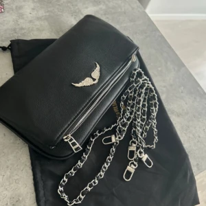 Svart axelväska Zadig & Voltaire - Rock modellen, superfint skick, jag köpte för 1800 på Vinted säljer nu för 1100! går inte ner mer i pris, allt ingår som är på bilderna