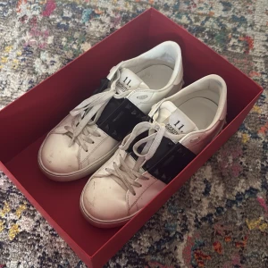 Valentino Sneakers - Nypris: ca 8500kr. Köpta i september 2024, i mycket bra skick. 