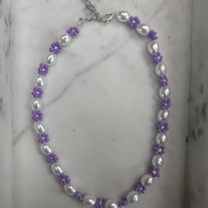 Halsband - Lila handgjort halsband, kan göras i andra färger också om så önskas💜
