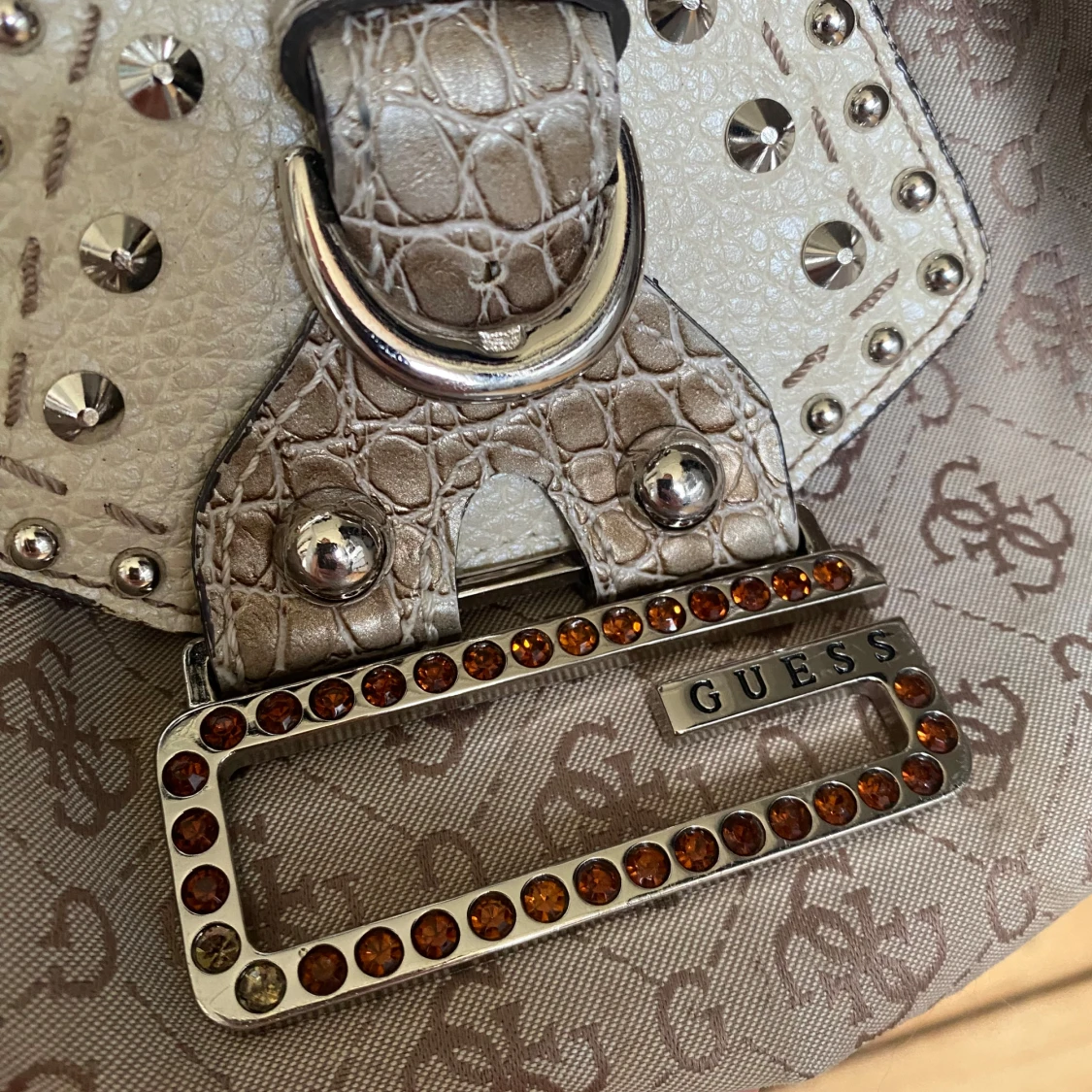 Beige axelväska från Guess med nitar - 1