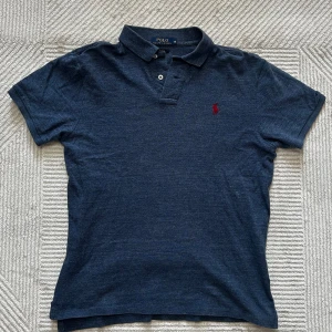 Ralph lauren piké | M - Blå Ralph lauren piké | mycket fint skick men har några defekter ( se bilder ) inget som syns vid användning  | om du har några funderingar tveka då inte på att höra av dig | ⚜️