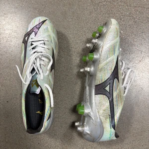 Mizuno fotbollsskor - Mizuno fotbollsskor skruvdobbar, använda 1 match endast. Går ner i pris vid snabb affär