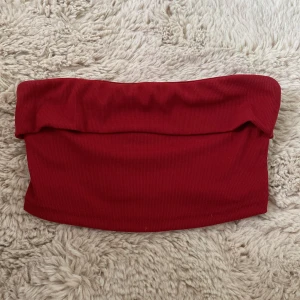 Bandeau - Röd bandeau tubtopp som är ribbad. Säljer för vad som helst iprincip så skriv om du är intresserad. Storleken vet jag tyvärr inte men jag tror XS