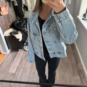 Ljusblå  jeansjacka - Säljer då den tyvärr inte kommer till användning längre, den är mindre i storleken💕💕 
