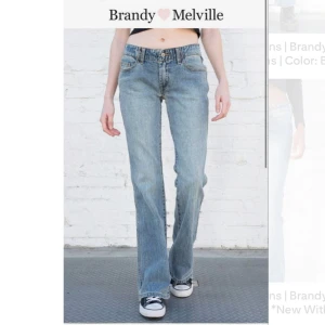Blå raka jeans från Brandy Melville - Säljer ett par klassiska blå jeans från Brandy Melville med bootcut passform och lowrise midja. 