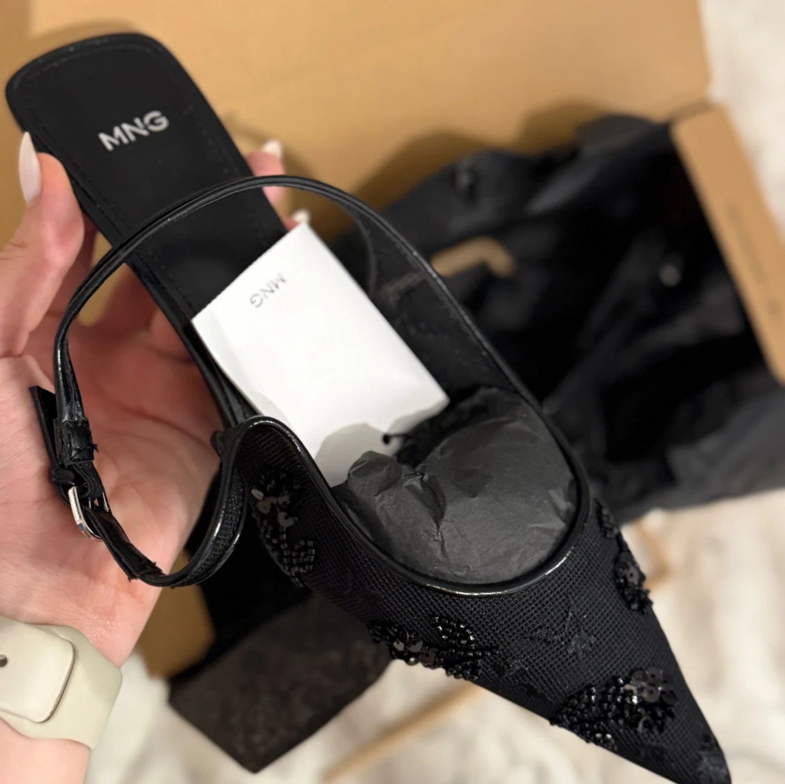 Svarta pumps med spetsig tå från MNG - 4