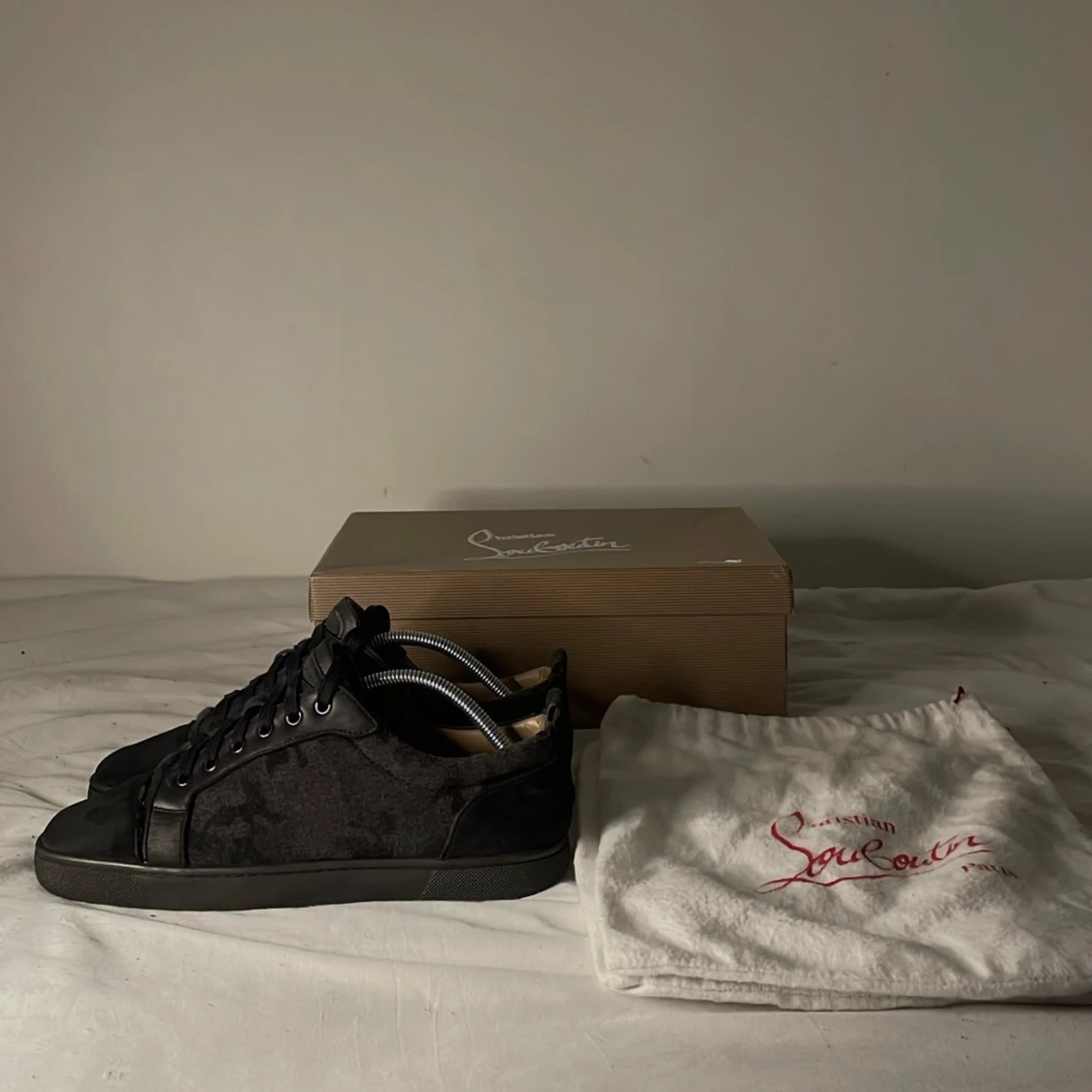 Äkta Grå Svarta kamouflage skor från Christian Louboutin