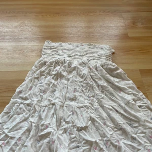 Vit blommig långkjol  - Supersöt långkjol i vit tyg med små blommor.🌸💞Kjolen har smock upptill för en bekväm passform och ett flowy fall. Kjolen sälj inte i butik!!