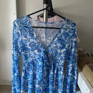 Blåvit blommig långärmad blus  - Supersöt blus som är använd en gång, perfekt till sommaren!!