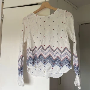 Blus med mönster  - Fin mönster 