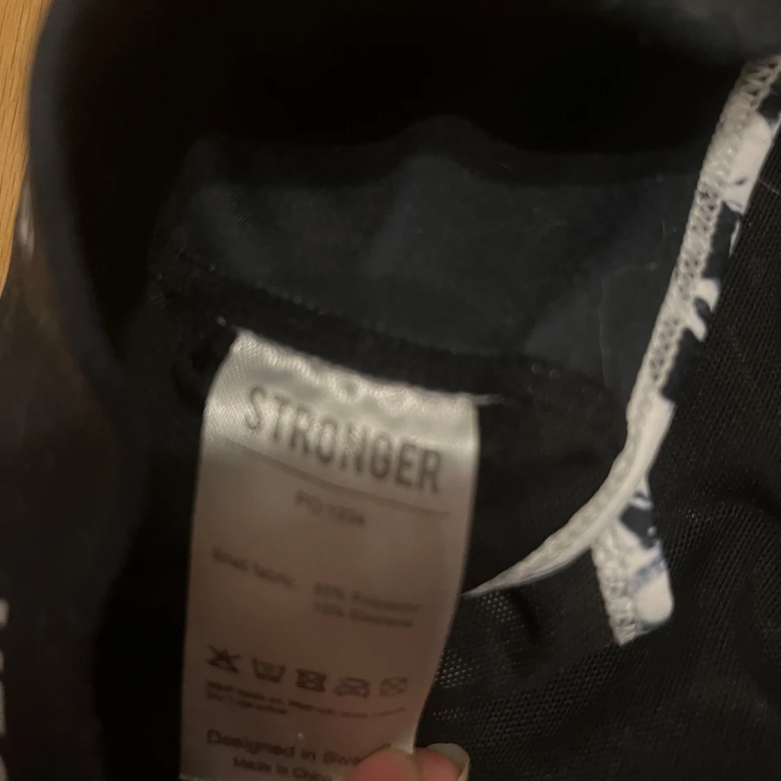 Svartvit sporttopp från Stronger - 2