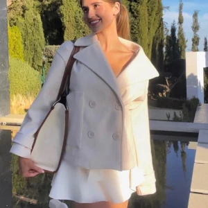 Off-white jacka från design by sí - Säljer en otroligt snygg jacka från design by sí (Ginilla coat) i färgen off white storlek xs/s som jag älskar! 💗💗 Nypris 757 kr🫶 skriv till mig för fler frågor :)